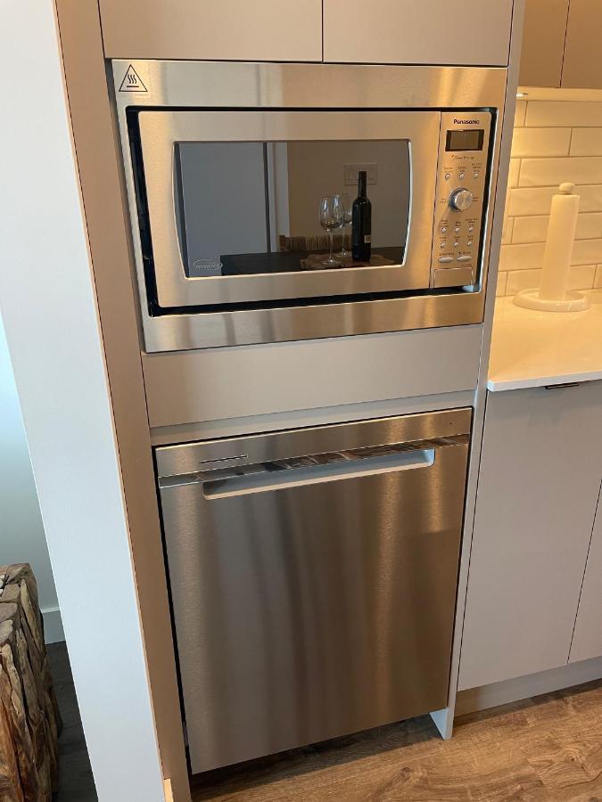Awesome View 21 Two Bedroom One Bath Downtown Lake View Near Beach Kelowna Zewnętrze zdjęcie